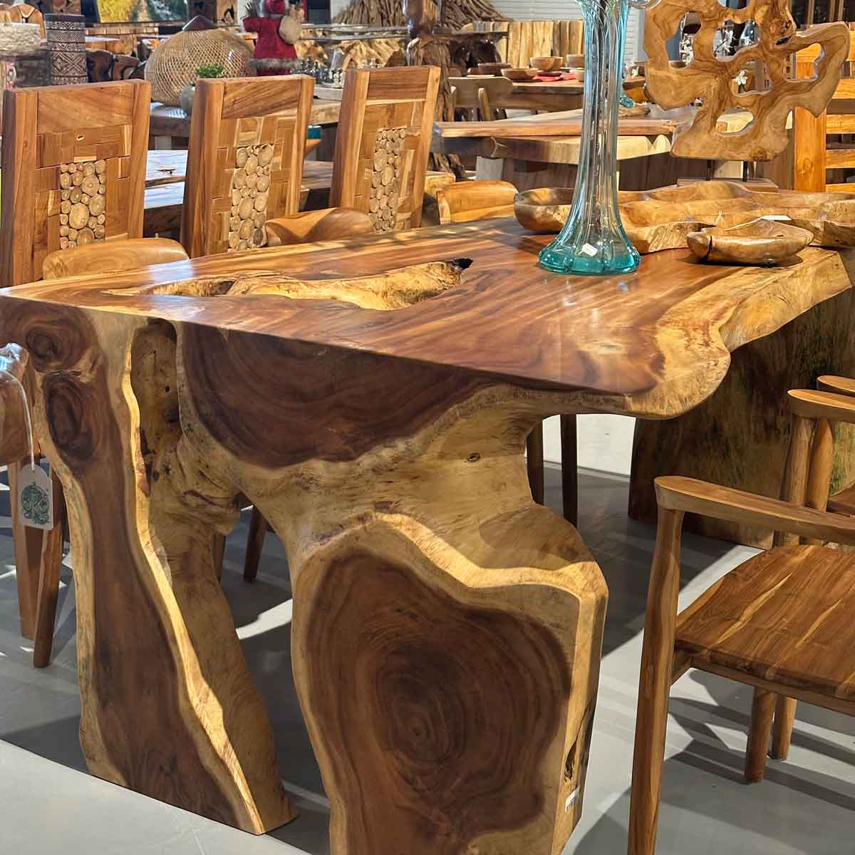 showroom con mesa de comedor de madera maciza y sillas en maderas nobles para interiorismo biofilico