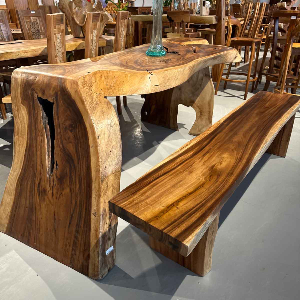 detalle de mesa de madera maciza con veta marcada y base robusta en maderas nobles
